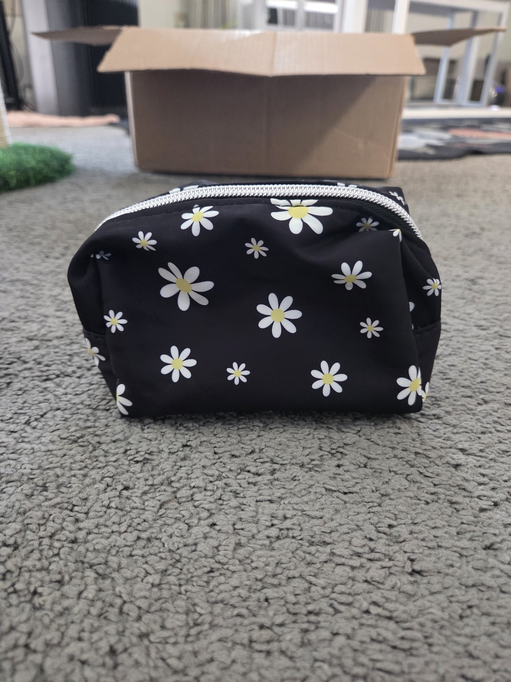 Small Daisy Pouch
